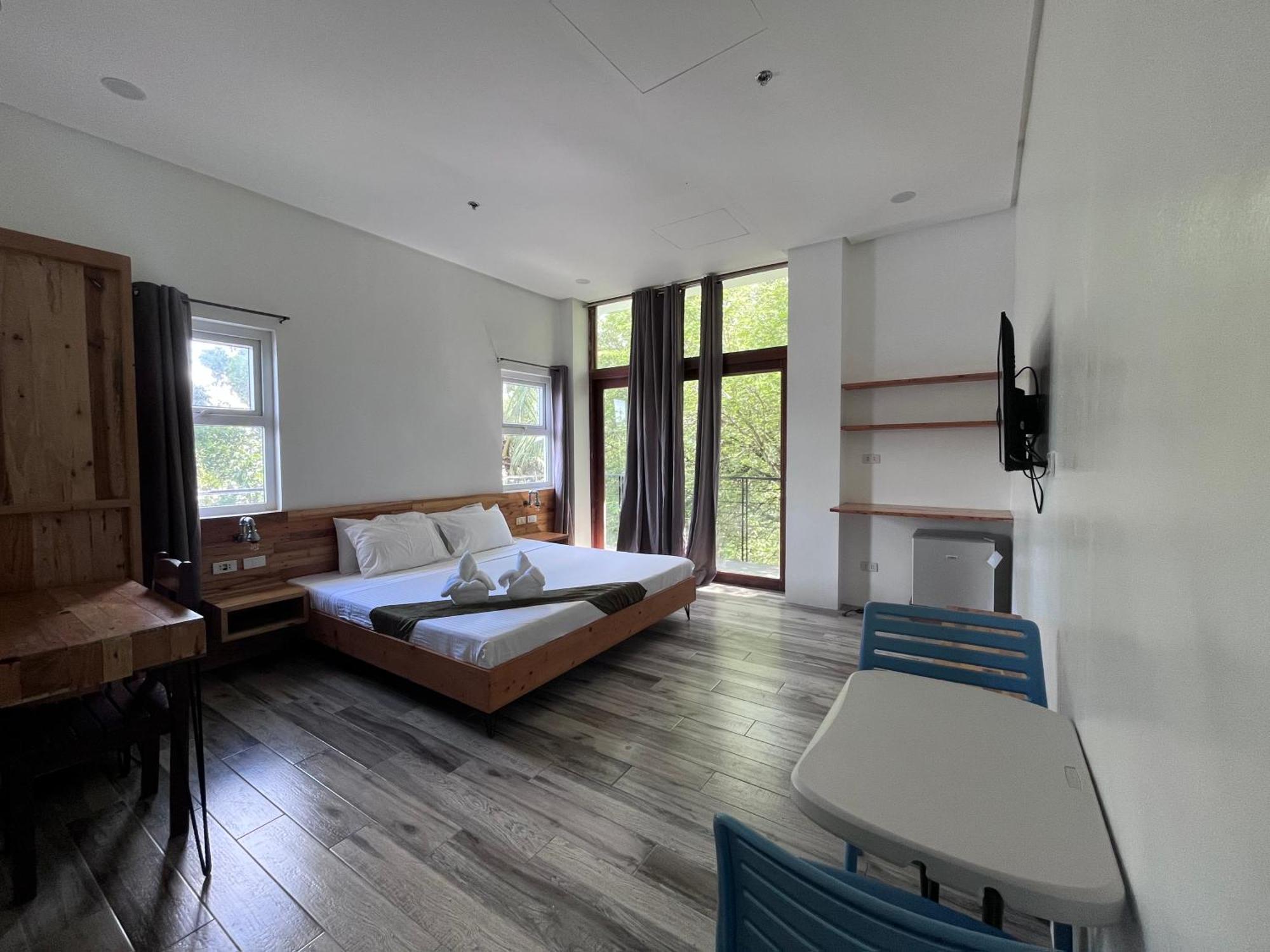 Blue Lagoon Inn & Suites Puerto Princesa Ngoại thất bức ảnh