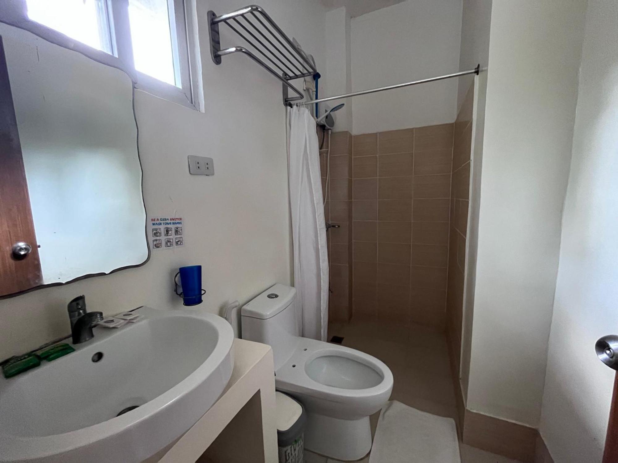 Blue Lagoon Inn & Suites Puerto Princesa Ngoại thất bức ảnh